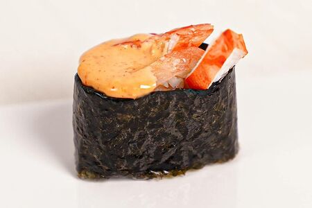 Гункан с камчатским крабом