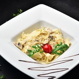 Паста с курицей и грибами