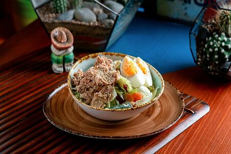 Салат с тунцом