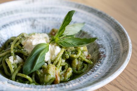 Креветки с песто и страчателлой