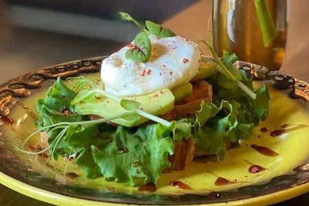 Яйцо пашот с лососем и авокадо