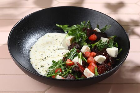 Салат с печеной грушей и соусом блю чиз