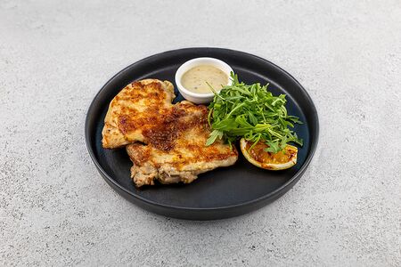 Филе цыпленка на гриле со сливочным соусом и пикантной рукколой