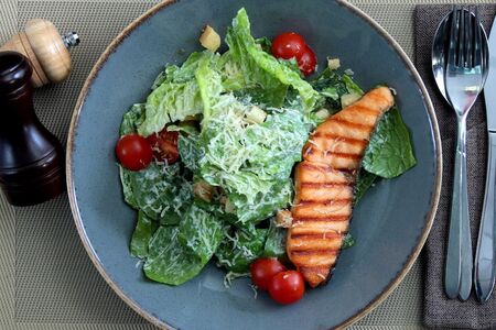 Салат Цезарь с лососем гриль