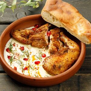 Шкмерули с молодым цыпленком в сливочно-чесночном соусе с шоти