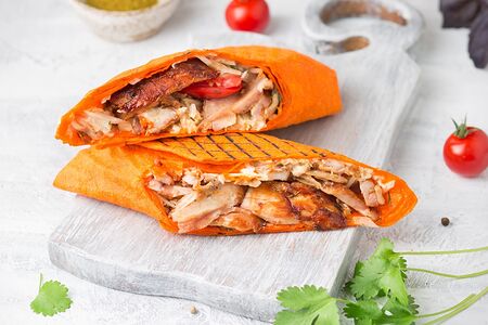 Шаурма в сырном лаваше с курицей