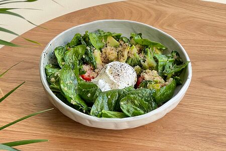 Салат из киноа со шпинатом и яйцом пашот