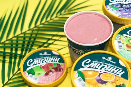 Десерт сорбет с вишней, малиной, яблоком, взбитый замороженный