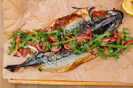 Скумбрия, запеченная с томатами и зеленым маслом