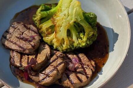 Медальоны из говядины со стейком из брокколи в соусе терияки