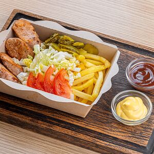 Колбаски куриные с картошкой фри