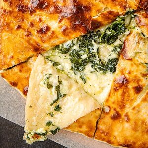 Пирог со шпинатом и сыром сулугуни