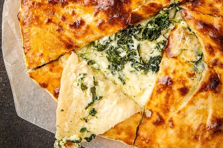 Пирог со шпинатом и сыром сулугуни