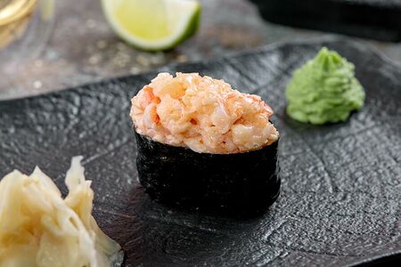 Острые суши с креветкой