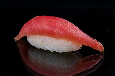 Суши с тунцом