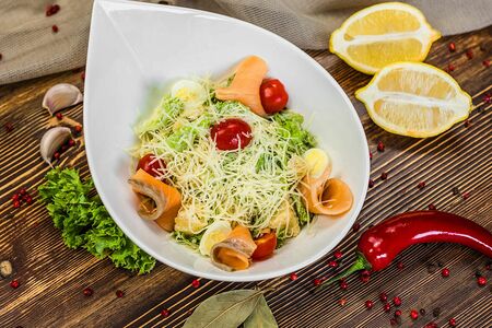 Салат Цезарь с лососем