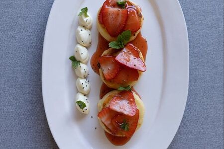 Сырники с муссом из шоколада и клубничным соусом