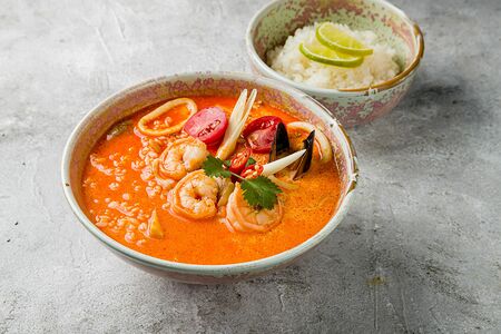 Том ям с морепродуктами