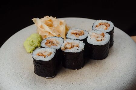 Маки с угрем