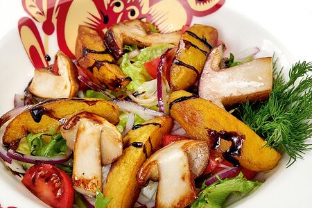Тёплый салат с белыми грибами и жареным картофелем