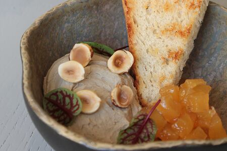 Паштет из куриной печени с тартаром из айвы