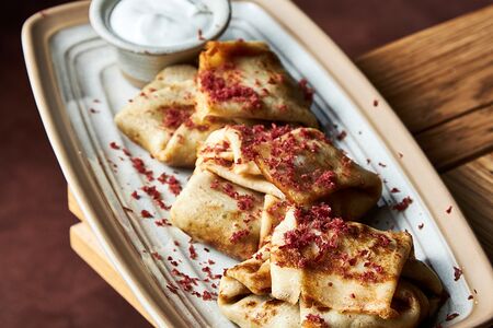 Блинчики с оленем и брусникой