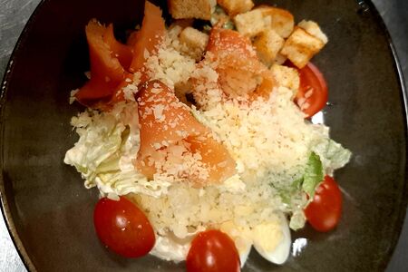 Цезарь со слабосоленой семгой