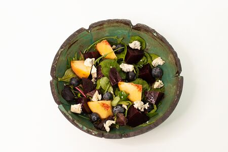 Салат с печёной свеклой, грушей и сыром дорблю