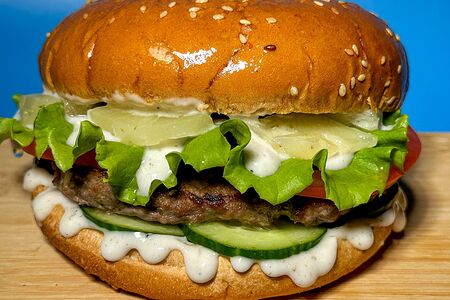 Гавайский бургер с говяжьей котлетой