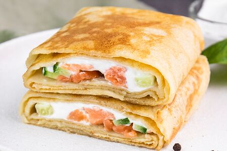 Блин с лососем и творожным сыром