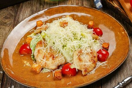 Салат цезарь с курицей