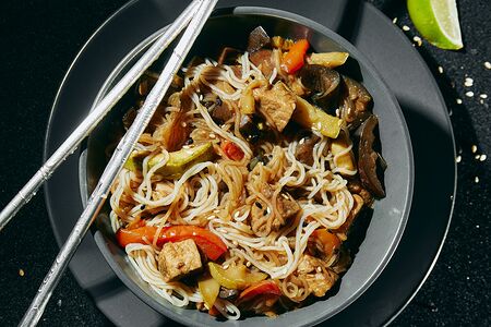 Вок с цыпленком Кунг-Пао