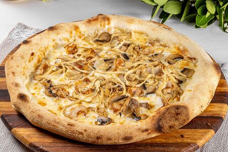 Пицца с беконом и грибами