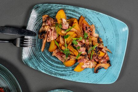 Картофель с беконом и грибами