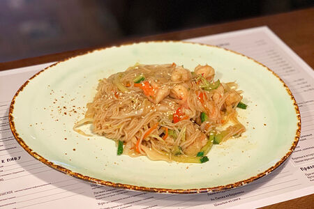 Рисовая лапша с тигровыми креветками