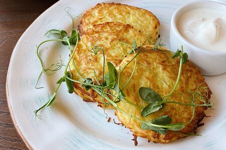 Картофельные драники со сметаной