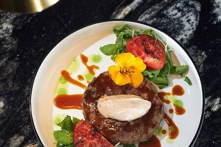 Бифштекс из говядины с айоли из шишек и печеными томатами