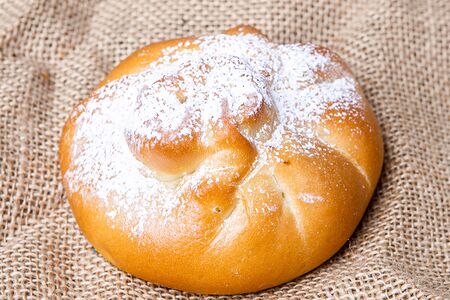 Пирожок с вишней