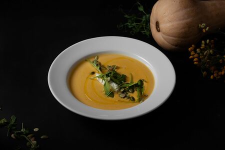 Крем-суп из тыквы со сливочным сыром и рукколой