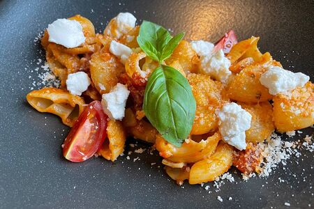 Паста с томатами, рикоттой и пармезаном