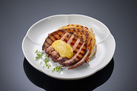 Ростбиф с соусом кафе де пари и стейком из капусты