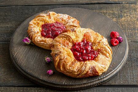 Слойка с брусникой