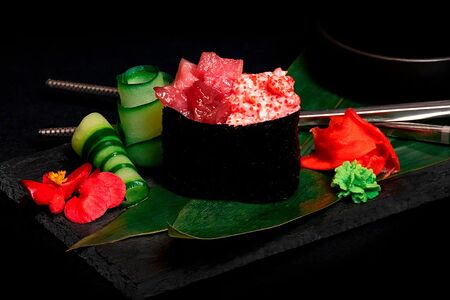 Гункан с тунцом и лавой