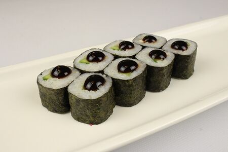 Маки с угрем