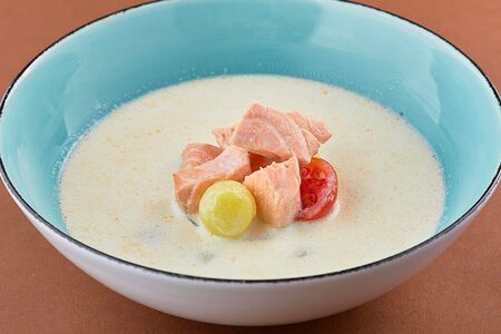 Сливочная уха с лососем, томатами, картофелем и луком-порей