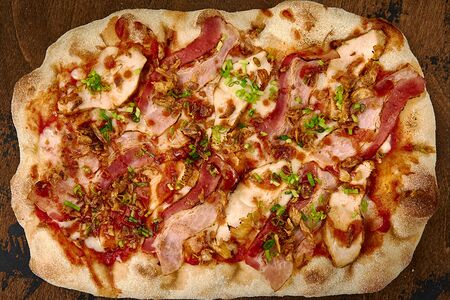 С курицей, беконом и соусом BBQ