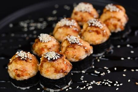 Запеченный ролл с тигровой креветкой