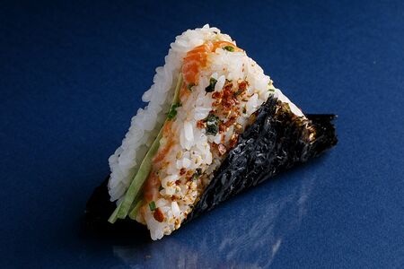 Онигири с лососем