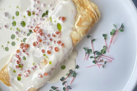 Омлет в сливочно-икорном соусе