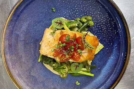 Стейк форели с овощами в кунжутном соусе